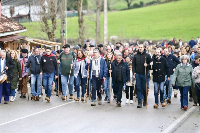 La tradicional subida en albarcas a La Montaña por la festividad de San Blas en Torrelavega.