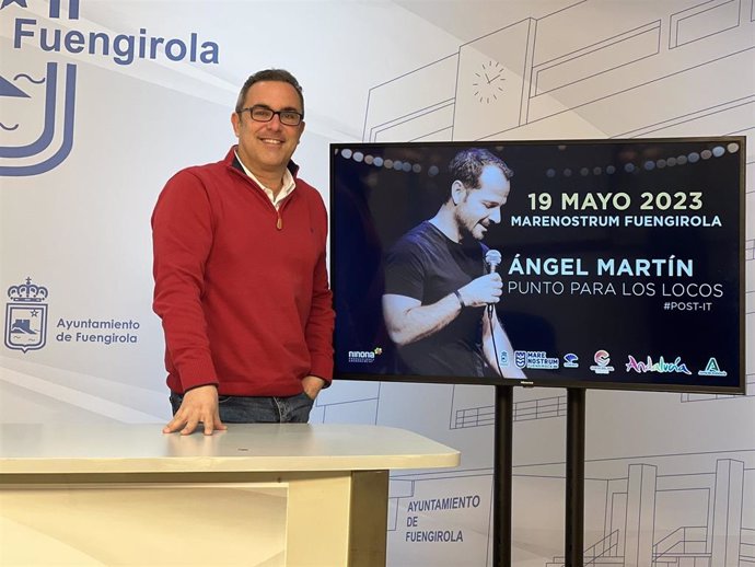 El concejal de Cultura, Rodrigo Romero, junto al cartel de la actuación del presentador y humorista, Ángel Martín, que va a tener lugar en mayo en el festival Marenostrum Fuengirola.