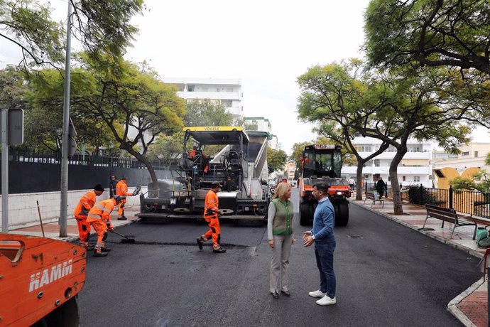 La alcaldesa, Ángeles Muñoz, junto al edil de Obras, Diego López, ha visitado esta semana los trabajos de asfaltado.