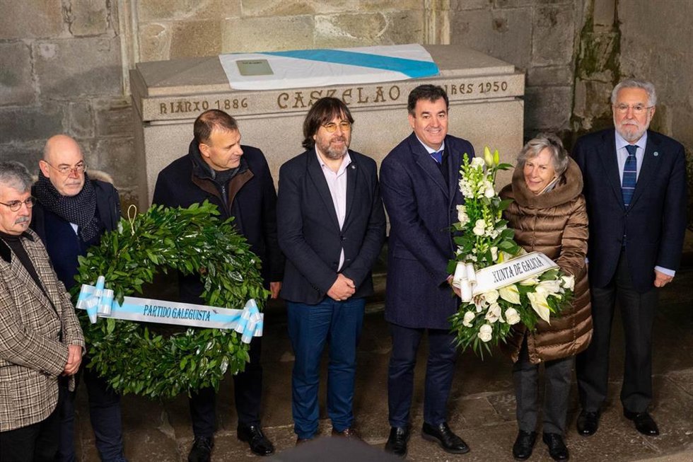 El conselleiro de Cultura, Educación, FP e Universidades, Román Rodríguez, en el acto del 137 aniversario del nacimiento de Castelao. Panteón de Galegos Ilustres.