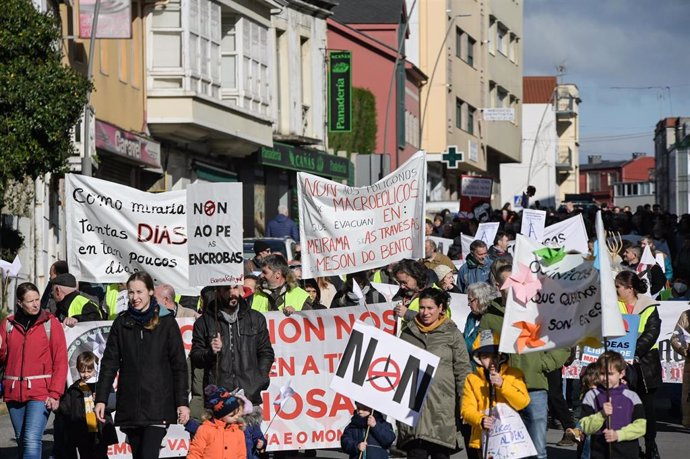 Varias personas protestan durante una manifestación convocada por la asociación Savemos o Val de Barcia e o Monte Xalo contra los macroeólicos, a 29 de enero de 2023, en Carral, A Coruña
