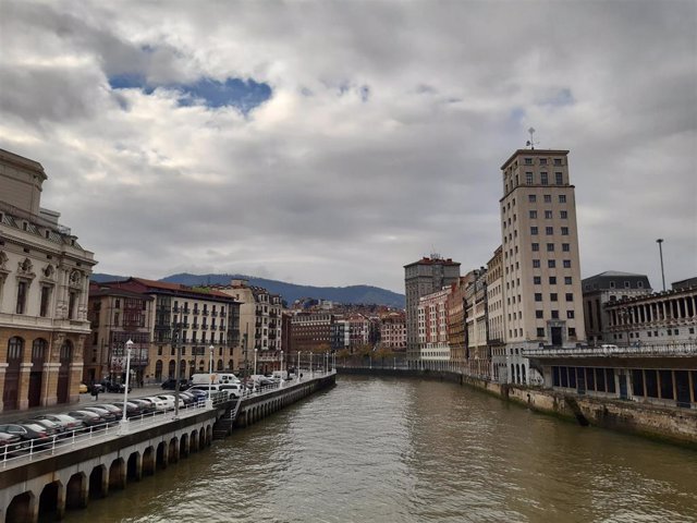 Cielo nuboso en Bilbao.