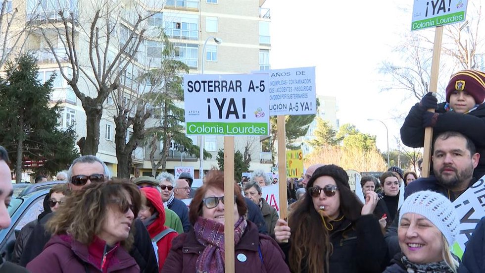Más de medio millar de vecinos cortan la A-5 en protesta por los ruidos y la con