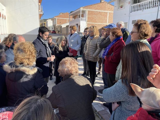 La delegada territorial de Salud y Consumo, Elena González, junto a vecinos de La Rábita