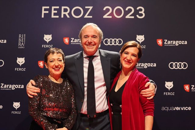 (I-D) La escritora de cine María Guerra; el alcalde de Zaragoza, Jorge Azcón y la vicealcaldesa Sara Fernández posan en la alfombra roja previa a la gala de la X edición de los Premios Feroz, en el Auditorio de Zaragoza.