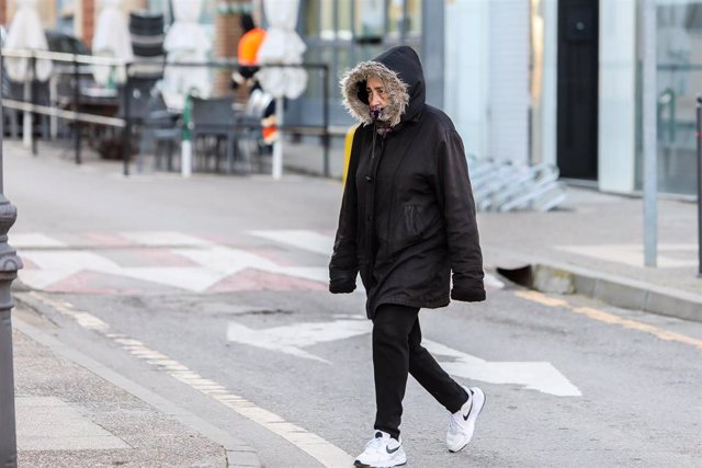 Una mujer pasea por una de las calles de Calamocha con motivo del día más frío del año, con motivo del día más frío del año, a 21 de enero de 2023, en Calamocha, Teruel, Aragón (España). 