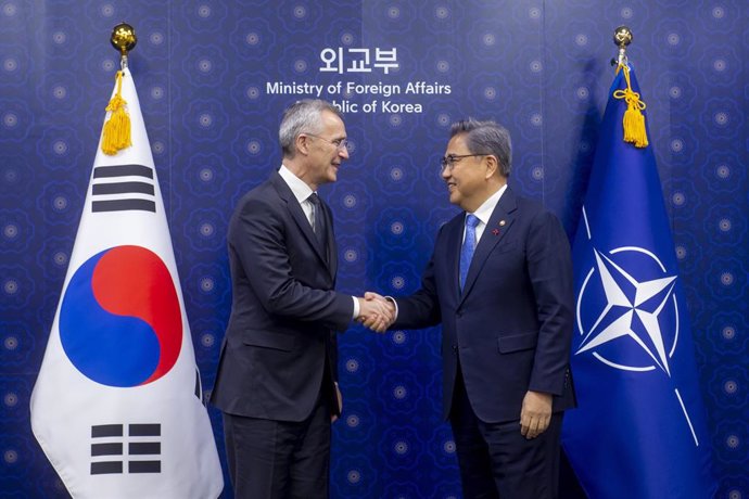 El secretario general de la OTAN, Jens Stoltenberg, con el ministro de Exteriores de Corea del Sur, Park Jin