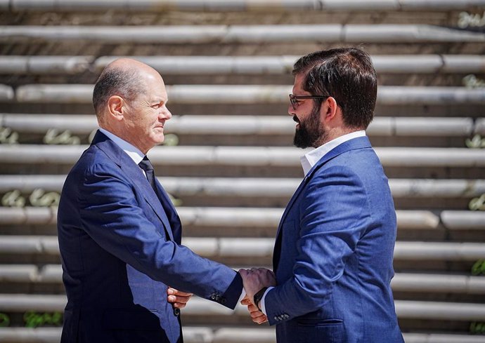 El canciller de Alemania, Olaf Scholz, y el presidente chileno, Gabriel Boric, en Santiago de Chile