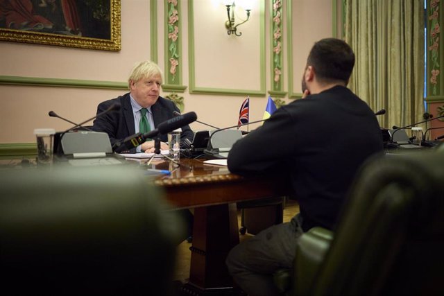 El ex primer ministro de Reino Unido Boris Johnson en una reunión con el presidente ucraniano, Volodimir Zelenski, tras una visita sorpresa a Kiev