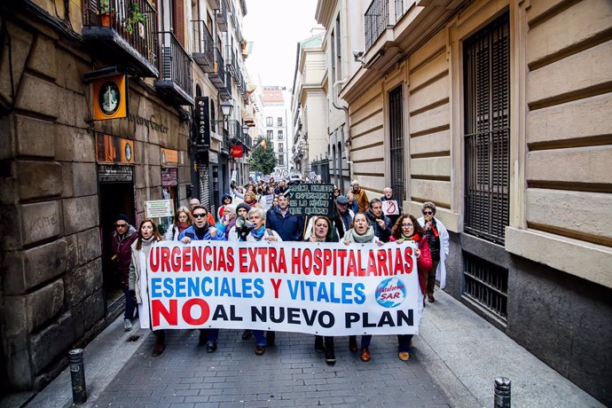Varias personas se manifiestan durante la protesta de Médicos de Familia y Pediatras de la Comunidad de Madrid, a 18 de enero de 2023, en Madrid (España). Los médicos en huelga de Atención Primaria se concentran bajo el lema, 'Es el momento, ahora o nun