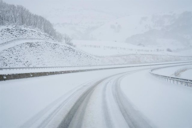 Una carretera cubierta de nieve en Cantabria