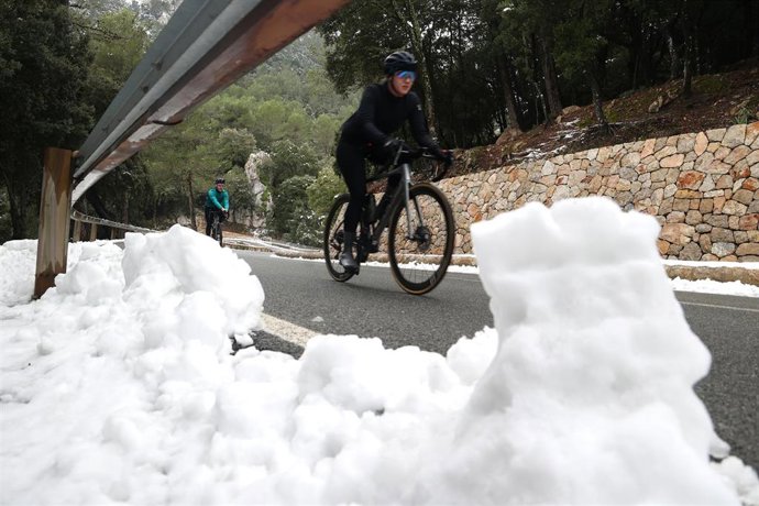 Unos ciclistas bajan la carretera en la Serra de Tramuntana.