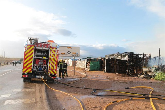 Bomberos del Levante sofocan el incendio de una chabola en El Walili, en Níjar (Almería).