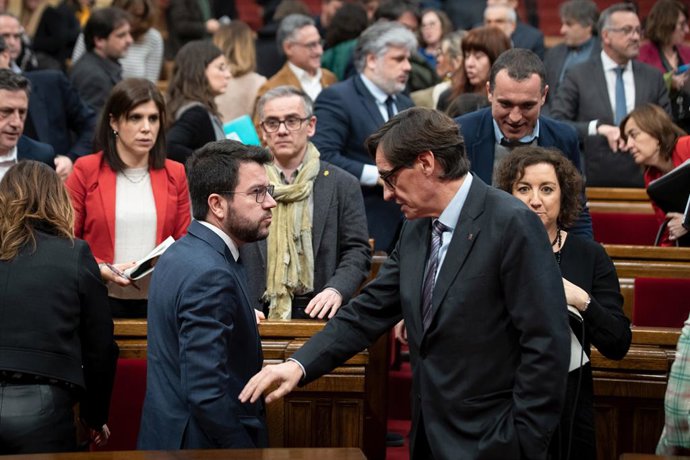 El president de la Generalitat, Pere Aragons (i), i el líder del PSC, Salvador Illa (d), conversen durant una sessió plenria en el Parlament, a 26 de gener de 2023, a Madrid (Espanya)