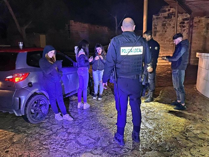 Agentes de la Policía Local de Palma, en un incidente por botellón.