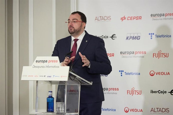 El presidente de Asturias, Adrián Barbón, interviene durante un desayuno informativo de Europa Press, en el Hotel Rosewood Villa Magna, a 30 de enero de 2023, en Madrid (España).