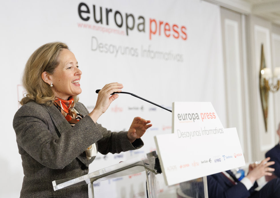 La vicepresidenta primera y ministra de Asuntos Económicos y Transformación Digital, Nadia Calviño, interviene durante un desayuno informativo de Europa Press, en el Hotel Rosewood Villa Magna, a 30 de enero de 2023, en Madrid (España).