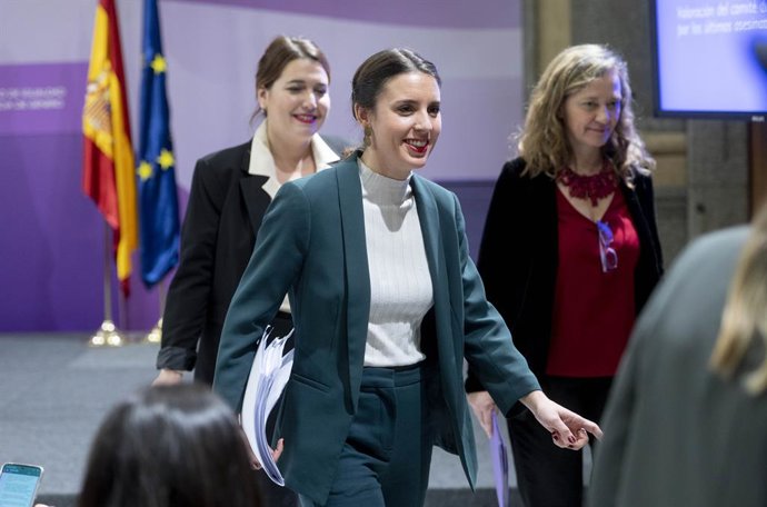 (I-D) La secretaria de Estado de Igualdad, Ángela Rodríguez 'Pam'; la ministra de Igualdad, Irene Montero, y la delegada del Gobierno contra la violencia de género, Victoria Rosell, a su salida de una rueda de prensa para tratar los últimos asesinatos m