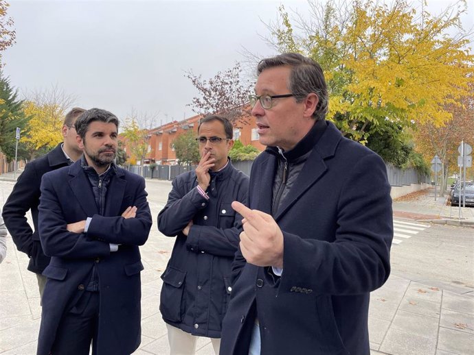 Archivo - El presidente del PP de Paracuellos, Jesús Múñoz, realiza una visita por el municipio con el secretario general del PP, Alfonso Serrano. 