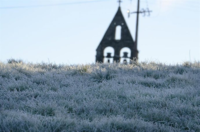 Helada en la iglesia de Aguís, en el concello de Os Blancos, a 24 de enero de 2023, en Ourense, Galicia (España). Ourense ha amanecido hoy con temperaturas bajo cero en casi toda la provincia, especialmente en algunos puntos en los que se ha llegado a l