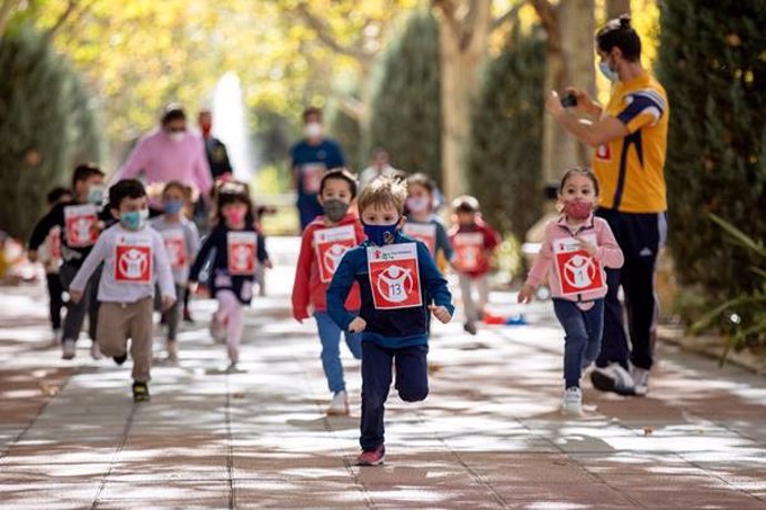 Archivo - Niños participan en carreras en el Día de la Paz