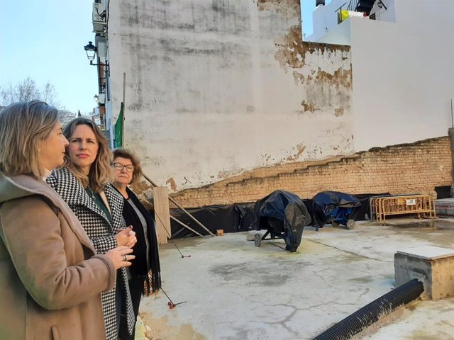 Bertón con la alcaldesa de Prado del Rey visitando las obras del nuevo edificio de usos múltiples.