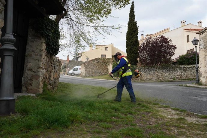 Miembro de una de las cuadrillas que trabajan en el medio rural.