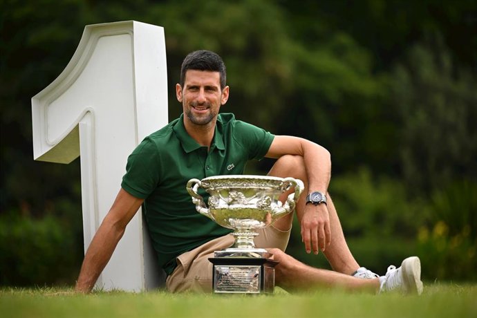 Novak Djokovic posa con su trofeo de campeón un día después de ganar el Abierto de Australia 2023