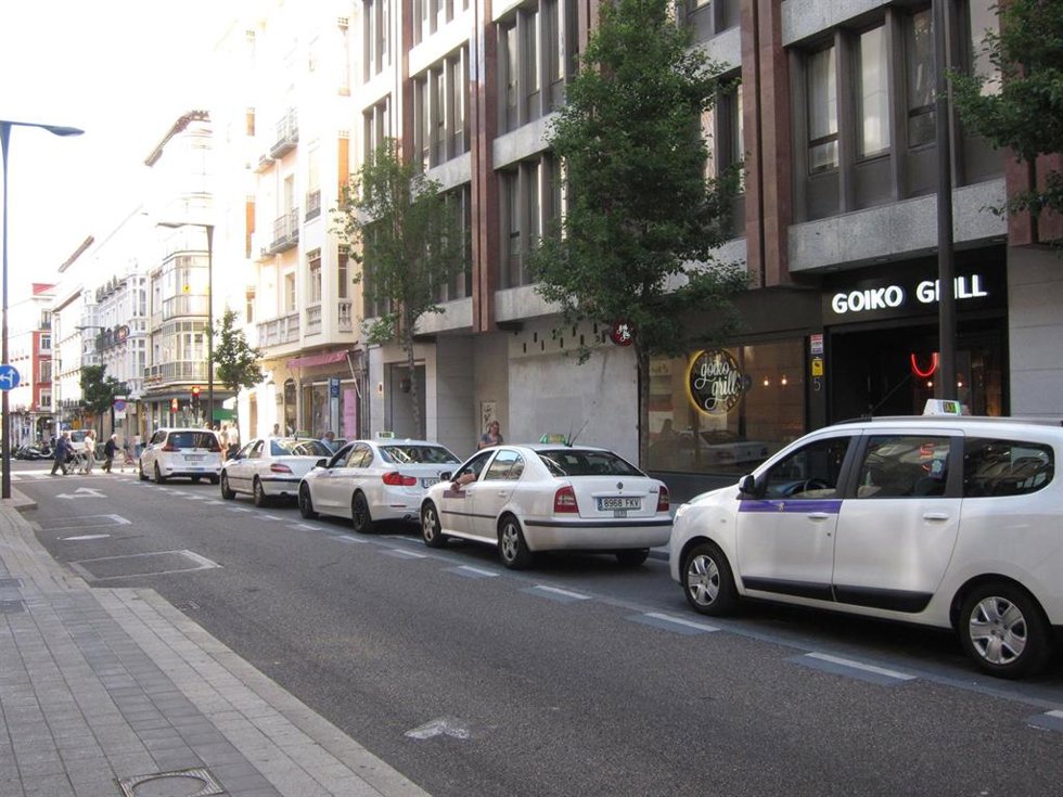 Archivo - Parada de taxi en Valladolid.