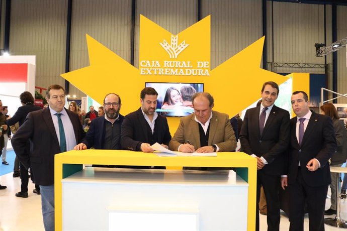 El presidente de Caja Rural de Extremadura, Urbano Caballo, y el presidente de la Apyme, Javier Dorado, renuevan su convenio de colaboración