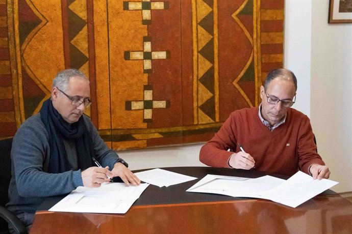 El regidor de Promoción Económica y Ocupación de Palma, Jordi Vil, y el administrador de Multiauto y Talleres Ancalfe, Antonio Corvillo, durante la firma del protocolo de colaboración.