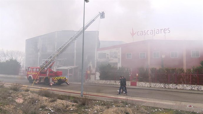 Bomberos en la planta de Cascajares en Dueñas.