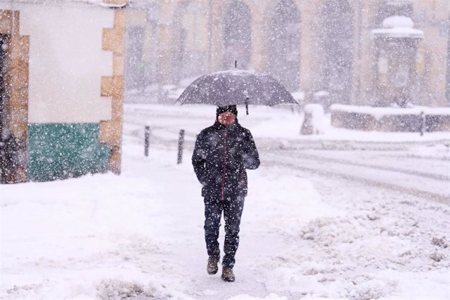 Un hombre camina por una calle nevada en Reinosa