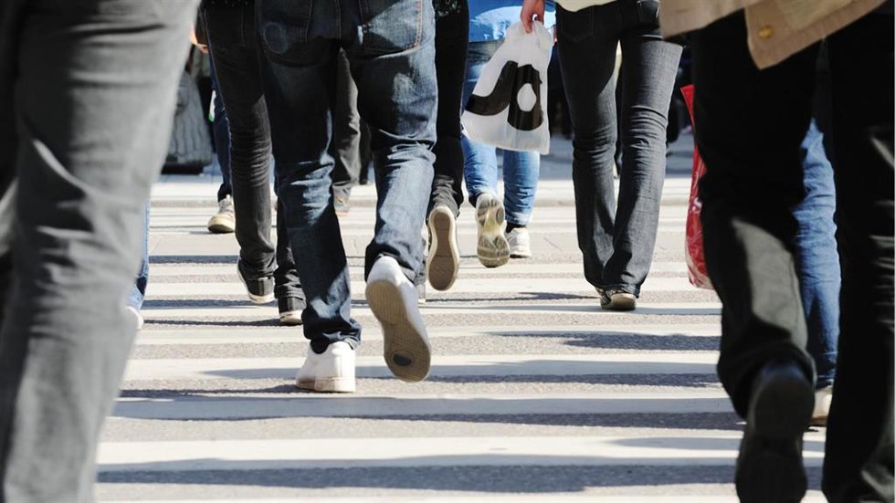 Ciudadanos caminando en la vía pública