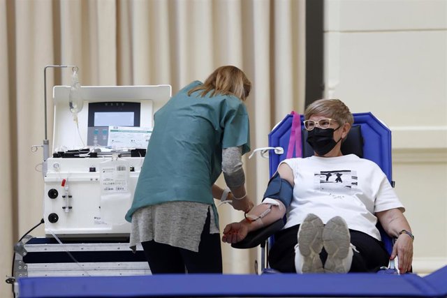 Archivo - Una enfermera le saca sangre a una mujer. Foto de archivo.