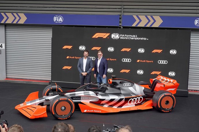 Archivo - FILED - 26 August 2022, Belgium, Spa: Audi CEO Markus Duesmann (R) and Audi CTO Oliver Hoffmann pose for a picture during a press conference on Audi's Formula 1 entry ahead of the Grand Prix of Belgium Formula One race at the Circuit de Spa-Fr