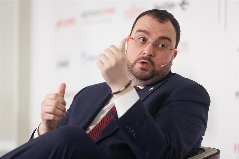El presidente del Gobierno de Asturias, Adrián Barbón, interviene durante un desayuno informativo de Europa Press, en el Hotel Rosewood Villa Magna, a 30 de enero de 2023, en Madrid (España).