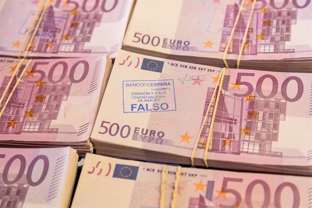 Archivo - Billetes falsos de 500€ incautados por las Fuerzas de Seguridad del Estado en el marco de una operación contra la falsificación.
