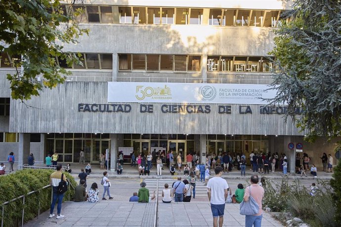 Archivo - Varias personas a la entrada de la Facultad de Ciencias de la Información de la Universidad Complutense de Madrid 