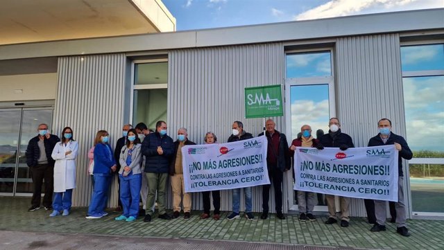 Concentración de médicos del Hospital Valle del Guadalhorce ante la última agresión verbal de un paciente