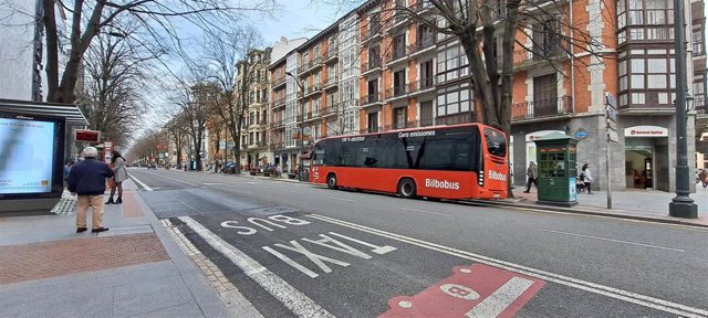 Imagen de un autobús en una zona destinada para él en Bilbao.