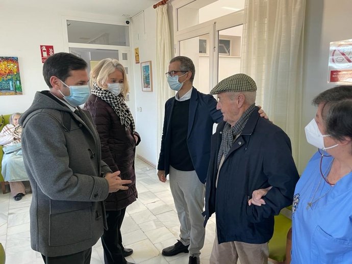 La delegada del Gobierno de la Junta de Andalucía en Cádiz, Mercedes Colombo, y el subdelegado en el Campo de Gibraltar, Javier Rodríguez Ros, visitan la residencia de mayores San Ramón Nonato de Los Barrios (Cádiz)