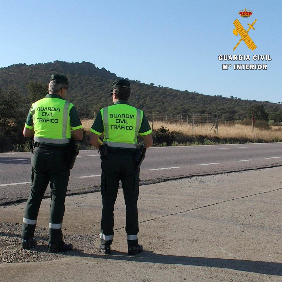 Archivo - Agentes de la Guardia Civil de Tráfico en imagen de archivo.