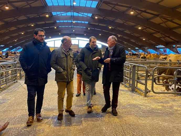 Adrián Pumares visita el Mercado de Ganados de Pola de Siero.