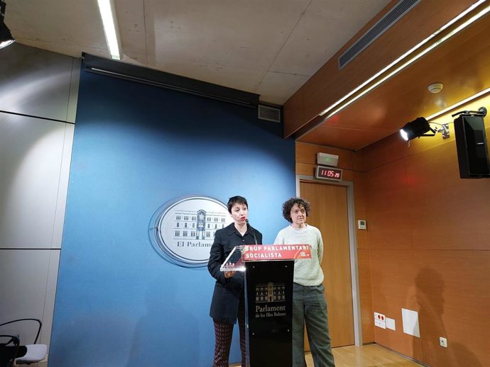 La portavoz parlamentaria adjunta del PSIB-PSOE, Silvia Cano, junto a la diputada socialista Pilar Carbonero