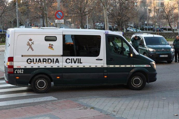 Un furgón de la Guardia Civil lleva a algunos miembros de 'Los Kikos' a su llegada a un juicio en la Audiencia Provincial de Madrid, a 30 de enero de 2023, en Madrid (España).