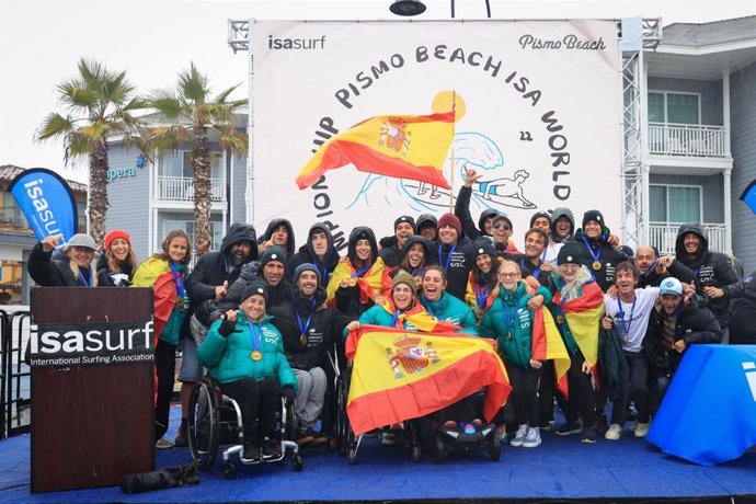 Archivo - La selección española de surf adaptado posa tras conseguir el tercer puesto en la general por países del Mundial de 2022