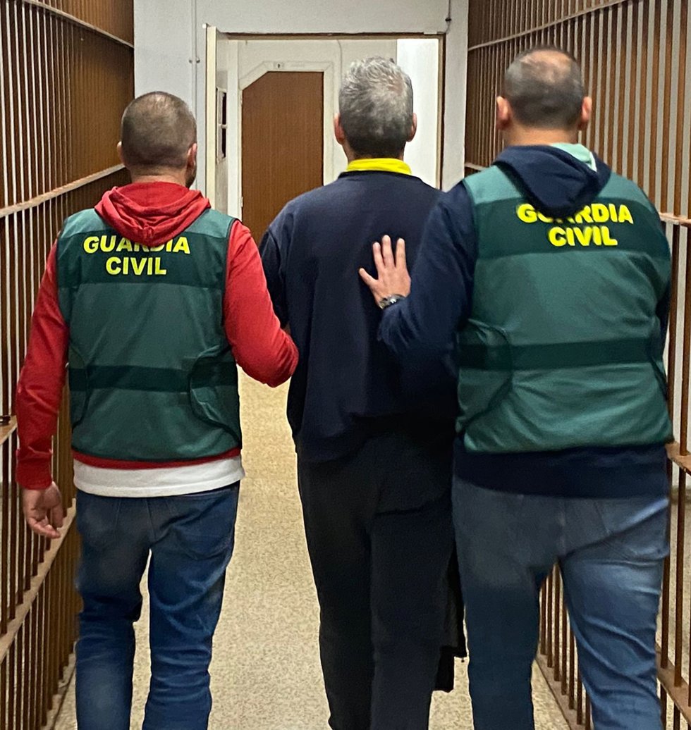 Dos agentes de la Guardia Civil acompañan al detenido.