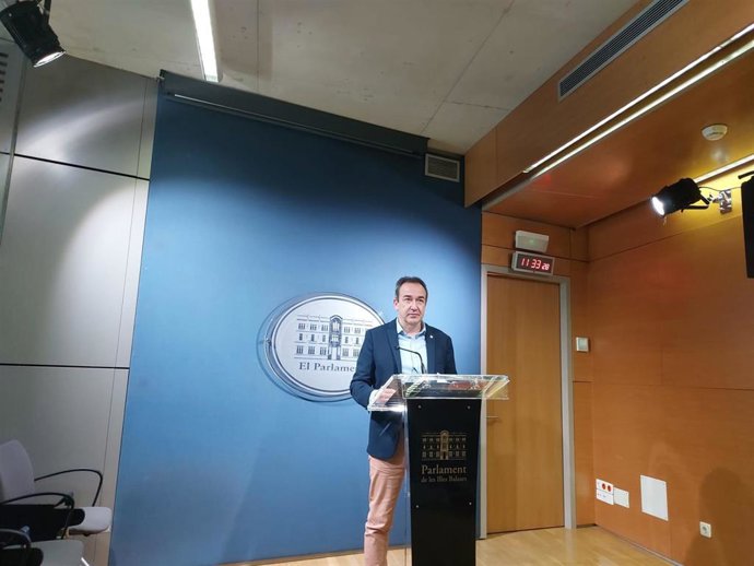 El portavoz parlamentario adjunto de CS, Juanma Gómez, en rueda de prensa en el Parlament.