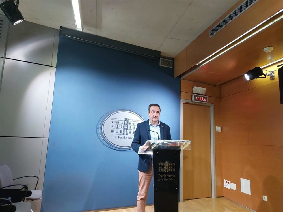 El portavoz parlamentario adjunto de CS, Juanma Gómez, en rueda de prensa en el Parlament.
